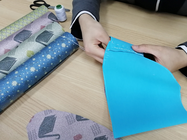 Materiais de alizarina podem usar agulha e linha para costurar uma bolsa