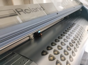 Cuir Páipéar Greamán Sleamhnáin Uisce Éicea-Tuaslagóra i bhFeidhm ar Mhúnla Gluaisteáin-1