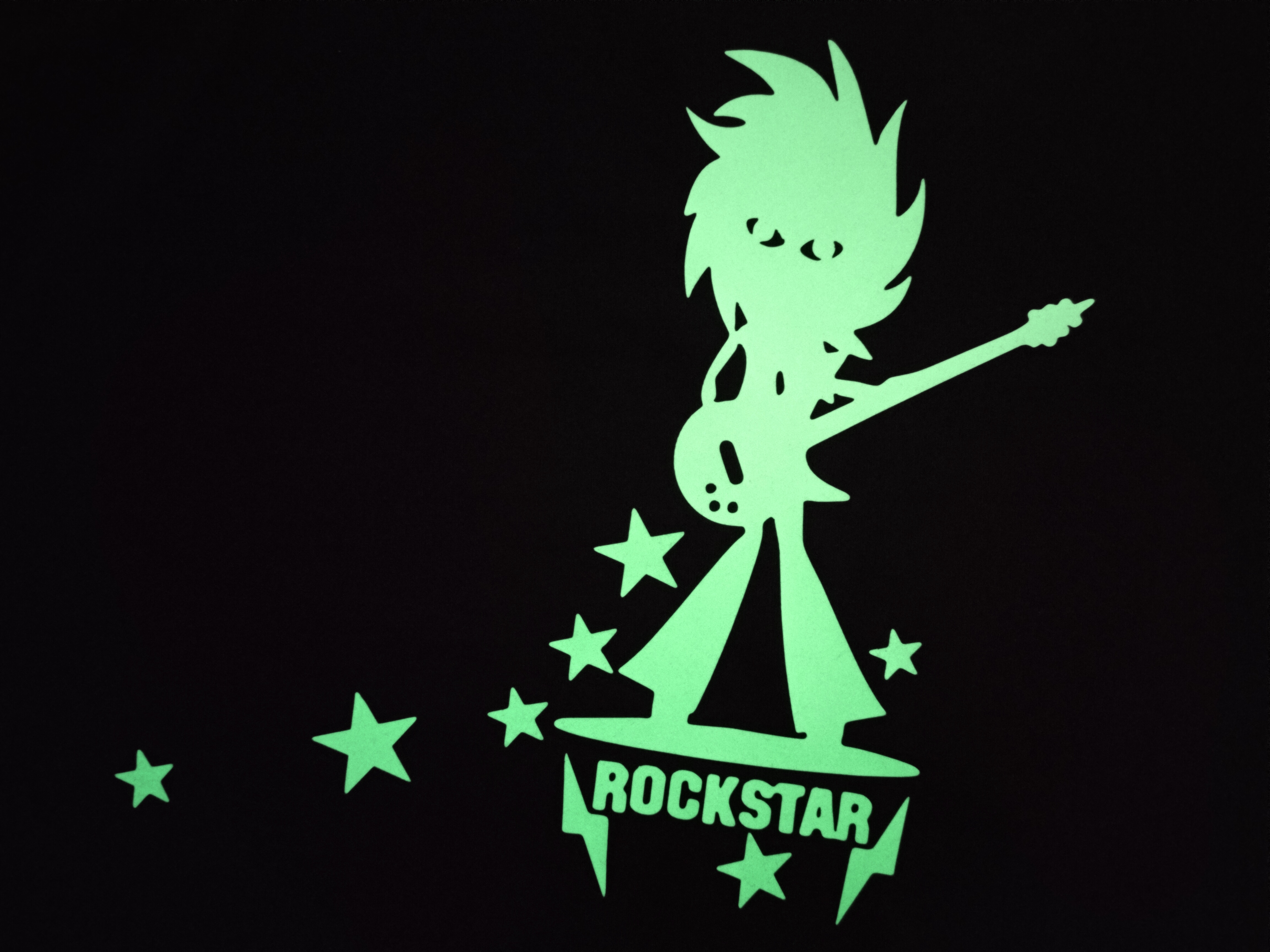 په تیاره کې ځلیدل HTV